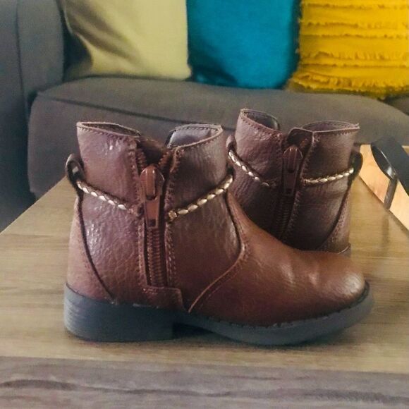 OSHKOSH B’GOSH “Size 6” Boots - Picture 2 of 6